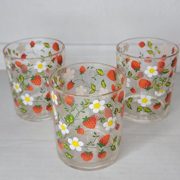 vintage strawberry and flower plastic drinking cups set of 3 - Picture 4 of 4